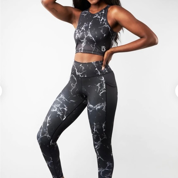 Buffbunny Set Small cropped tank and leggings pockets white and black marble - Picture 2 of 5